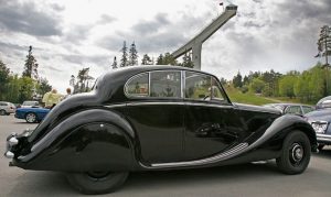 En Jaguar Mark V i samdpill med profilen av den gamle Holmenkollen under utflukten etter sommermøtet i Oslo 2008.