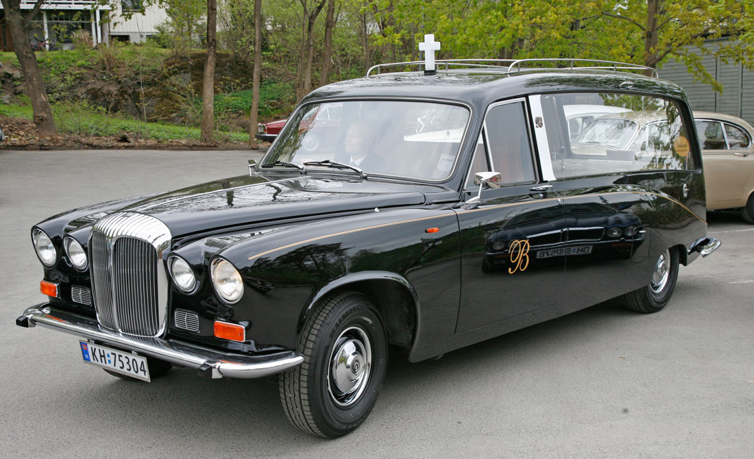 Daimler DS420 "Hearse" som er i bruk i Buskerud Begravelsesbyrå.