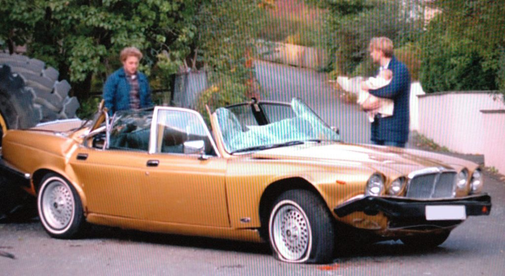 Dette bildet er fra en usmakelig reklamefilm der en hjullaster lemlestet en XJ Serie 3. Vi viser det som en påminnelse om at selv Jaguarer kan komme ut for verdens ondskap.
