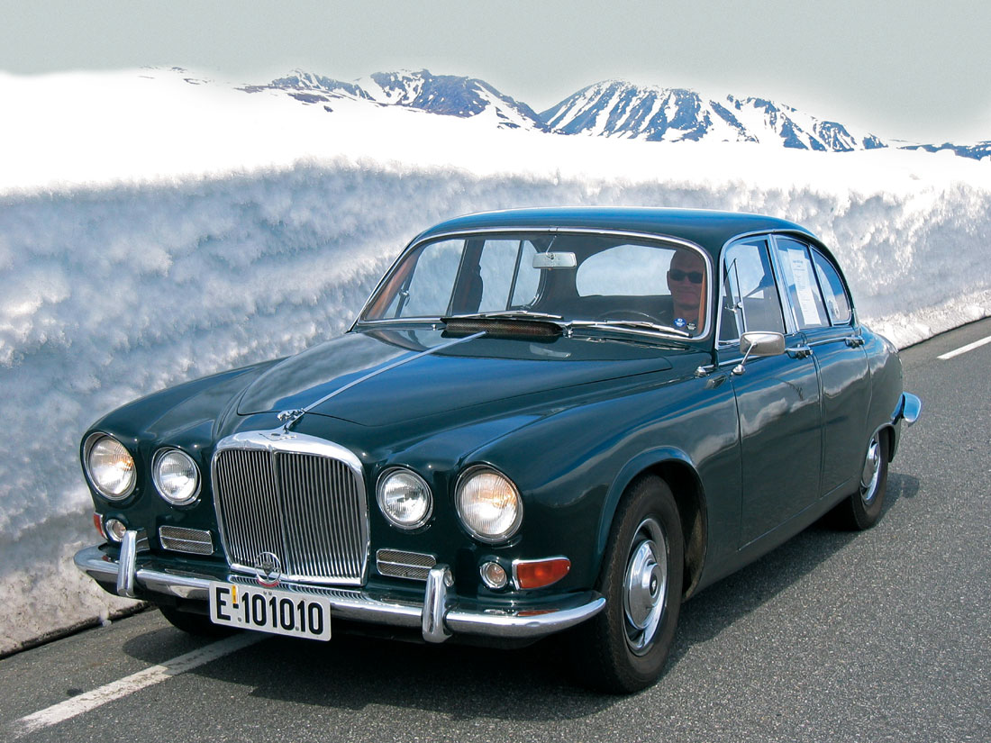 Sjelden bil: 1967 Jaguar 420 på vei over fjellet ved Suleskaret.