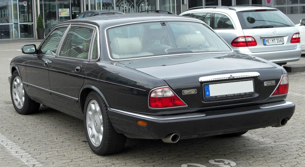 Daimler X308: Elegant stjert, og foran skjuler det seg en V8’er under panseret.