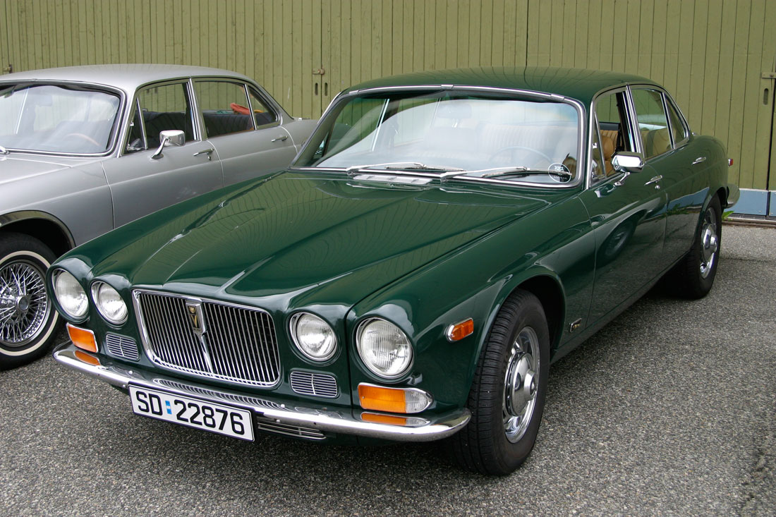 XJ12 Serie 1 med Racing Green lakk – grillen skiller den ut fra XJ6. 