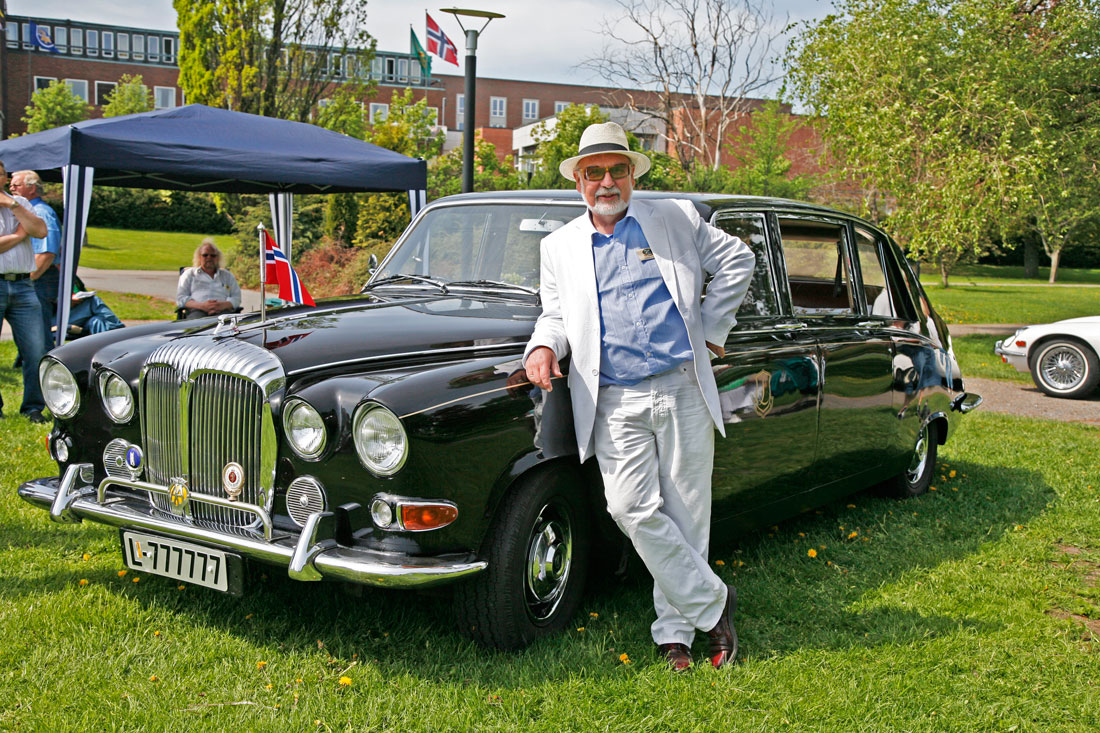 Wilfred Liljeroos driver bryllupskjøring med sin DS Daimler 420 Limousine.