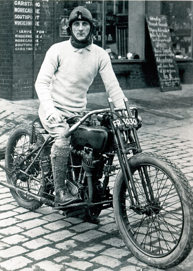 William Lyons på sin Harley-Davidson på 20-tallet. Innfelt: Eksempler på Swallow Sidecars.